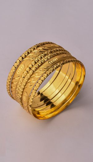 Aapnam Gold Plated Carved Design Thick And Thin Bangle
